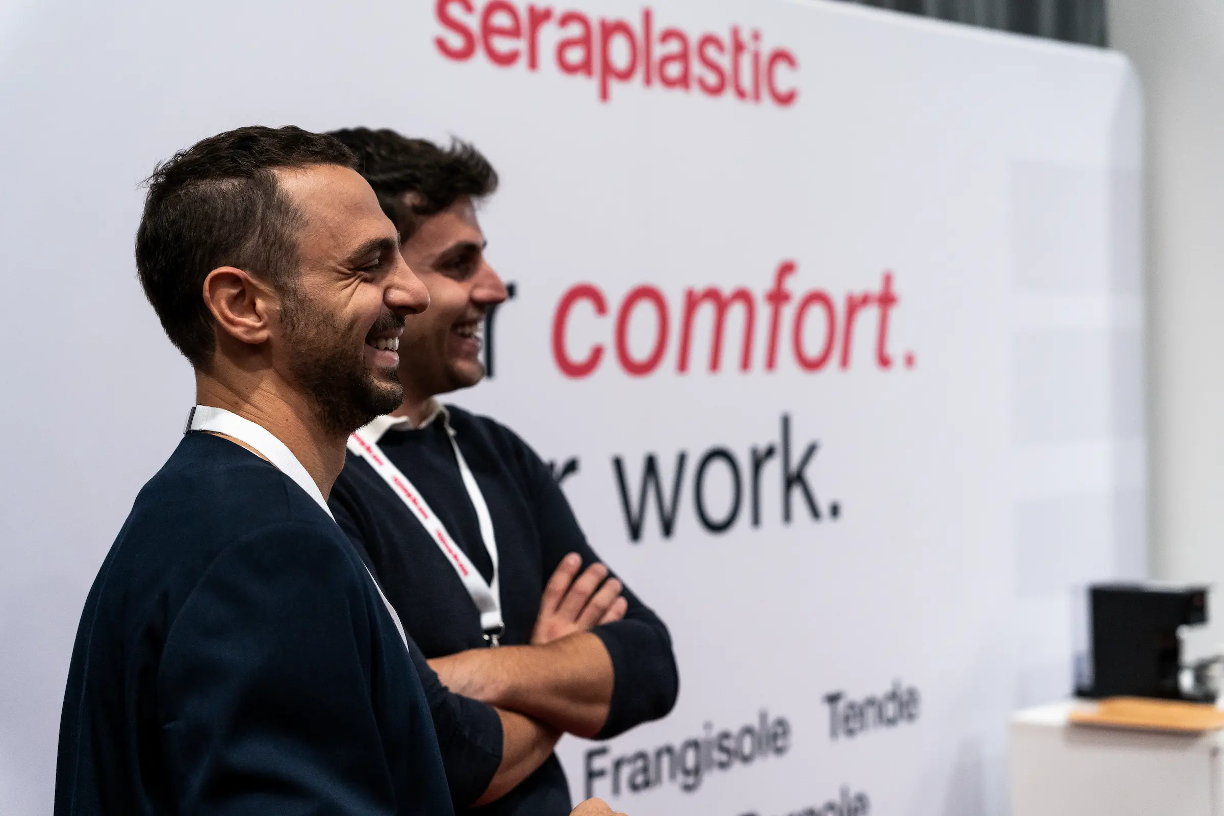 Persone che conversano alla stand Seraplastic a BeOpen Brescia 2026