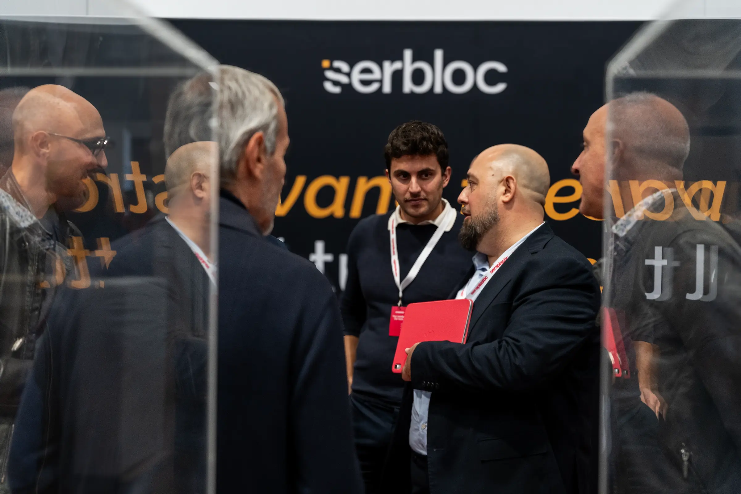 Persone che conversano allo stand Serbloc a BeOpen Brescia 2026