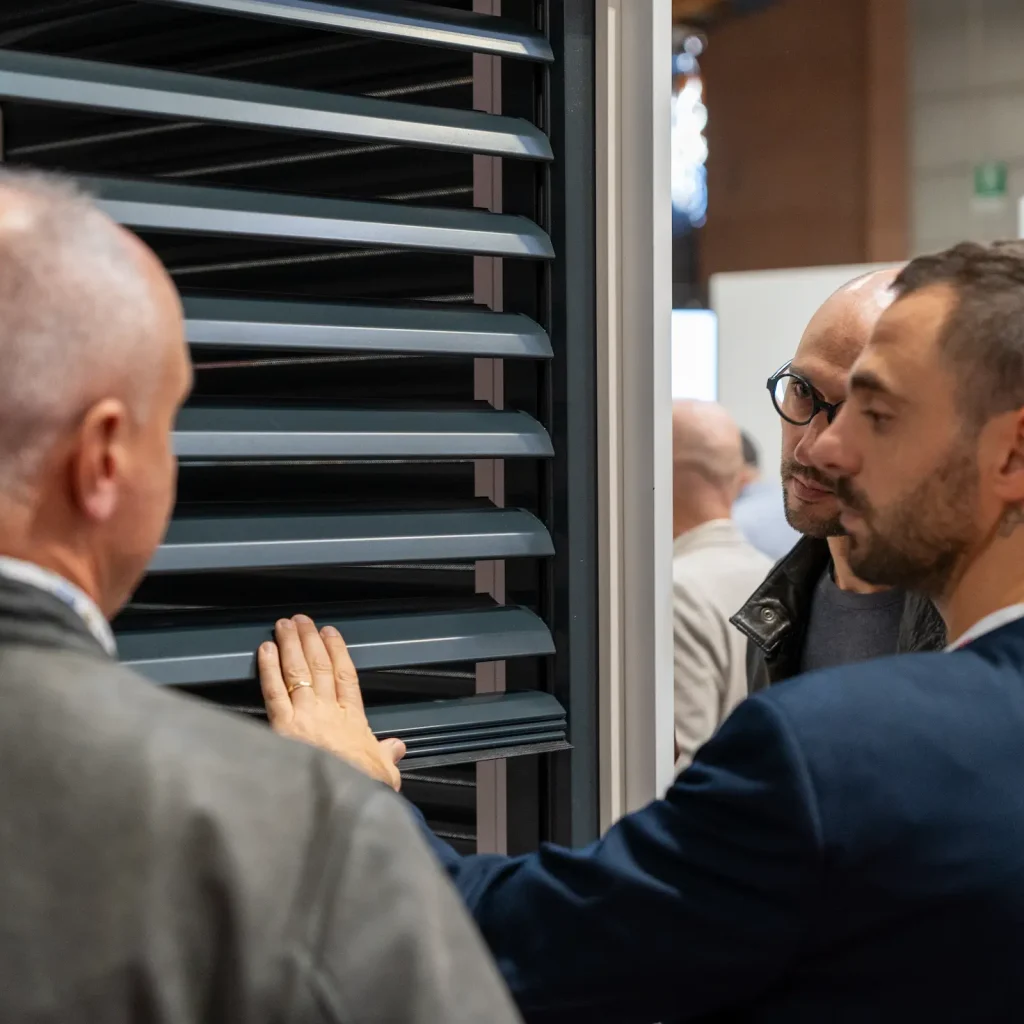 Persone che guardano la Frangisole Bold di Seraplastic a BeOpen Brescia 2026